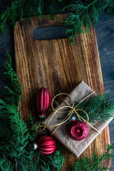 Weihnachtskartenkonzept Mit Geschenkschachteln Mit Schleife Und Kugeln — Stockfoto