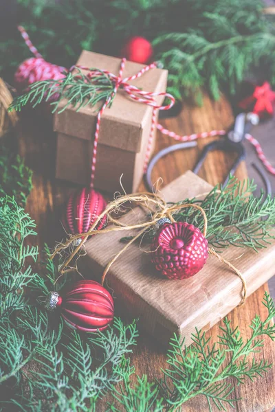 Концепція Різдвяної Листівки Подарунковими Коробками Прикрашеними Стрічкою Вафлями — стокове фото
