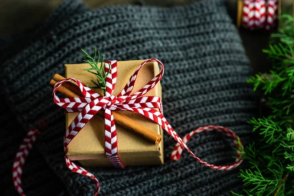 Χριστουγεννιάτικη Κάρτα Έννοια Κουτιά Δώρο Πλεκτό Φουλάρι Φόντο Διακοσμημένα Κορδέλα — Φωτογραφία Αρχείου