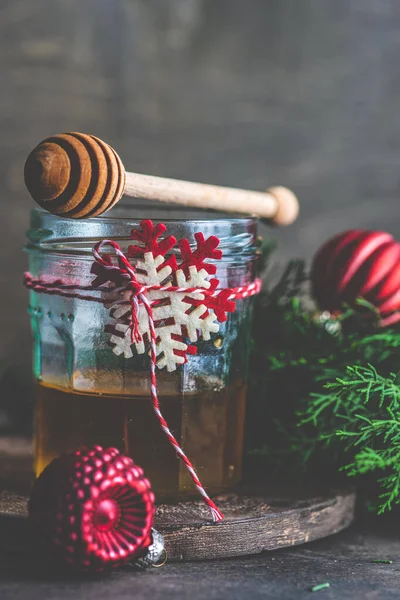 Weihnachtskartenkonzept Mit Honigglas Und Feiertagsdekor Auf Rustikalem Hintergrund Mit Kopierraum — Stockfoto