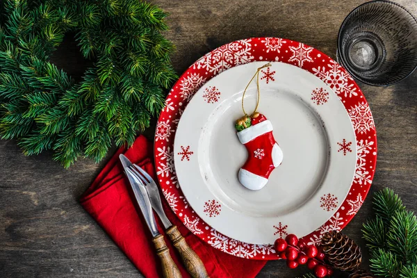Noel Yemeğinin Sofrasında Boş Tabak Şenlikli Dekor Çatal Bıçak Takımı — Stok fotoğraf