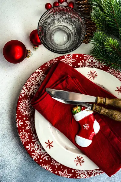 크리스마스 식탁에는 장식과 장식이 접시가 — 스톡 사진