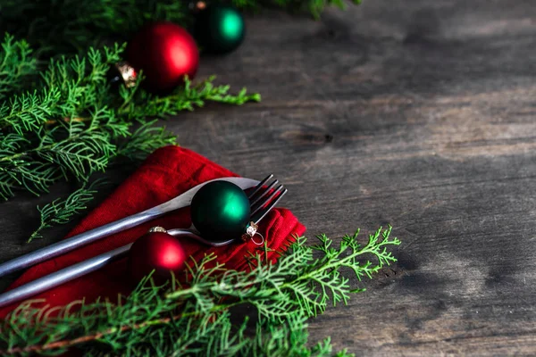 Platillo Vacío Con Decoración Festiva Cubiertos Mesa Para Cena Navidad —  Fotos de Stock