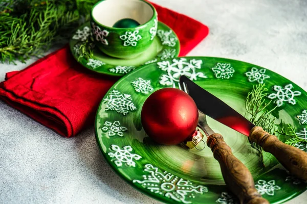 Platillo Vacío Con Decoración Festiva Cubiertos Mesa Para Cena Navidad —  Fotos de Stock