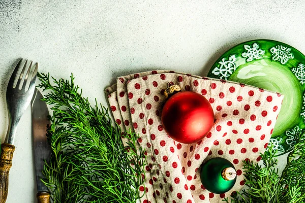 Platillo Vacío Con Decoración Festiva Cubiertos Mesa Para Cena Navidad — Foto de Stock