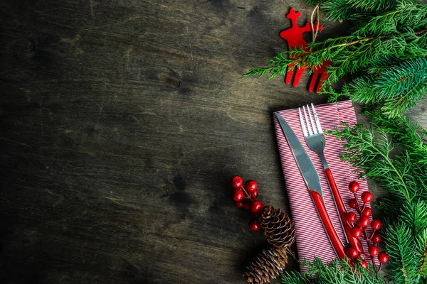 テーブルの上にお祝いの装飾やカトラリーと空のプレートクリスマスディナー — ストック写真