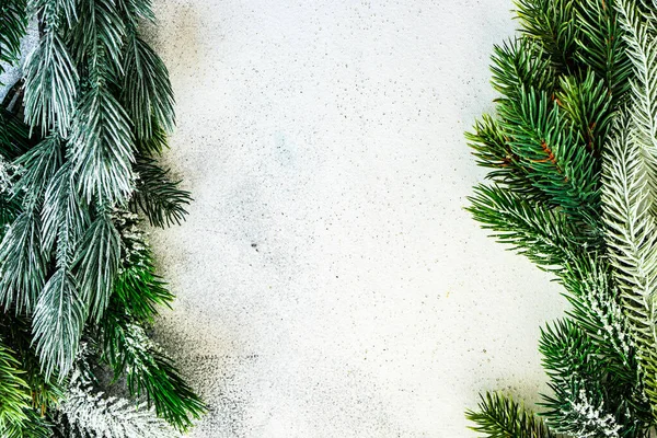 圣诞贺卡的概念 用常绿树枝条制成的框架 雪地装饰 石质背景装饰 复制空间 — 图库照片