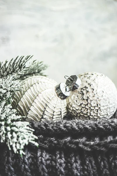 Monochrome Kerstkaart Concept Met Gebreide Sjaal Vintage Kerstballen Houten Achtergrond — Stockfoto