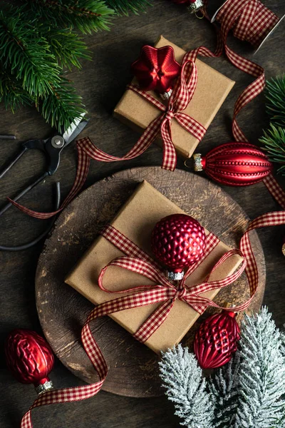 Weihnachtskartenkonzept Mit Geschenkschachteln Mit Schleife Und Kugeln — Stockfoto