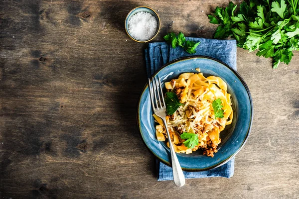 Pasta Con Salsa Carbonara Servida Tazón Con Hierba Perejil Fresco —  Fotos de Stock