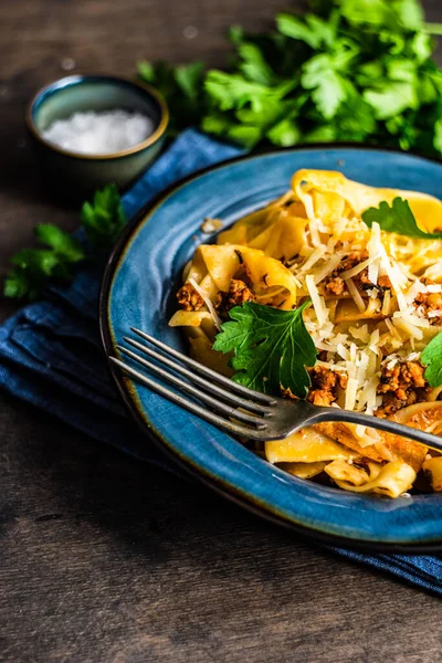 Pasta Con Salsa Carbonara Servita Una Ciotola Con Prezzemolo Fresco — Foto Stock