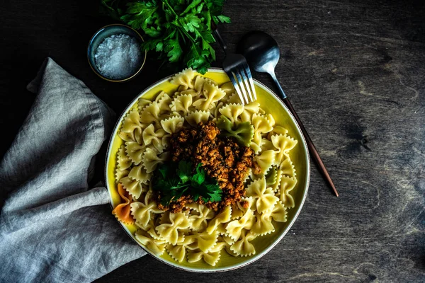 Pasta Con Salsa Carbonara Servida Tazón Con Hierba Perejil Fresco —  Fotos de Stock