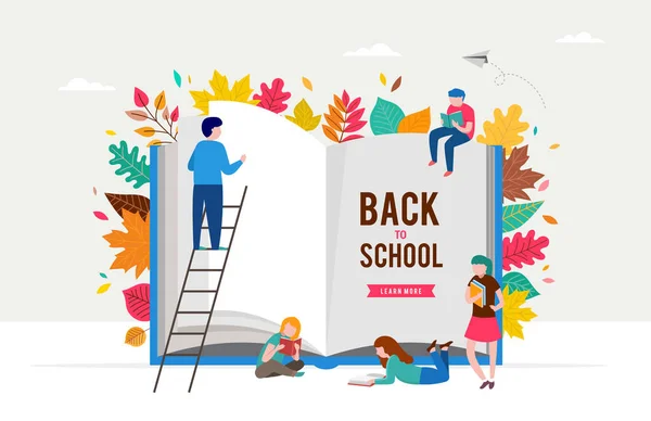 Terug naar school scène met grootboek en miniatuur mensen, kinderen spelen met herfst bladeren, springen en rennen. Hogeschool, school en Universiteit concept vector illustratie — Stockvector