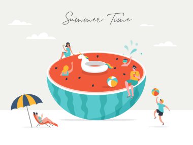 Yaz sahnesi, büyük bir karpuz etrafında eğlenen bir grup insan, sörf, havuzda yüzmek, soğuk içecek içmek, sahilde oynamak.
