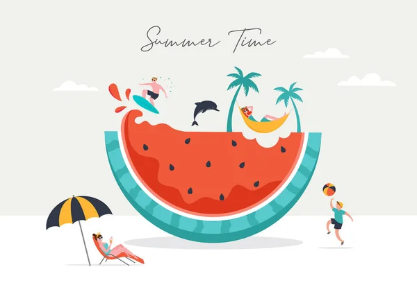 Escena de verano, grupo de personas divirtiéndose alrededor de una enorme sandía, surfeando, nadando en la piscina, bebiendo bebidas frías, jugando en la playa — Vector de stock