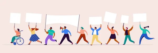 Multitud de manifestantes con pancartas y pancartas. Reunión política, marcha, manifestación, desfile. Grupo de activistas de hombres y mujeres. Ilustración vectorial — Archivo Imágenes Vectoriales