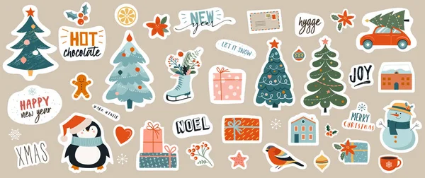 Noel süslemeleri, bayram hediyeleri, kış örgü yün kıyafetler, zencefilli ekmek, ağaçlar, hediyeler ve penguen koleksiyonu. Düz çizgi film tarzında renkli vektör illüstrasyonu.
