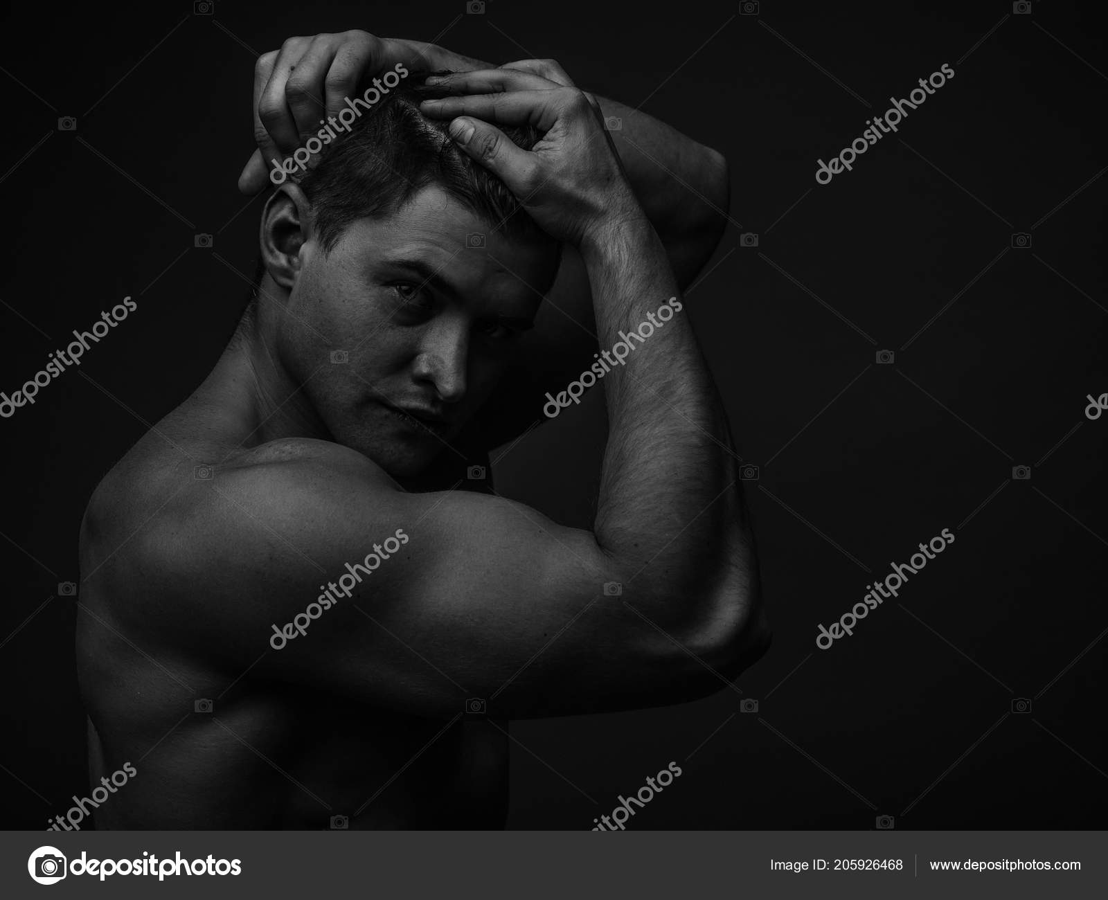 nahé mladé mužské modely