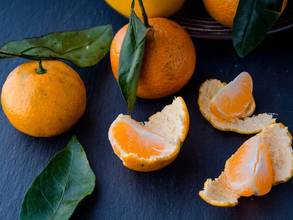 Tangerinas Com Folhas Sobre Fundo Ardósia Preta — Fotografia de Stock