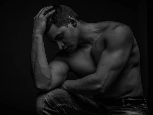 Retrato Jovem Atleta Masculino Caucasiano Com Tronco Preto Branco — Fotografia de Stock