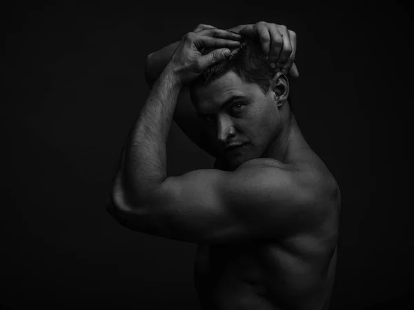 Retrato Jovem Atleta Masculino Caucasiano Com Tronco Preto Branco — Fotografia de Stock