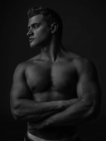 一个年轻的白种男性运动员的肖像裸躯干 黑白相间 — 图库照片