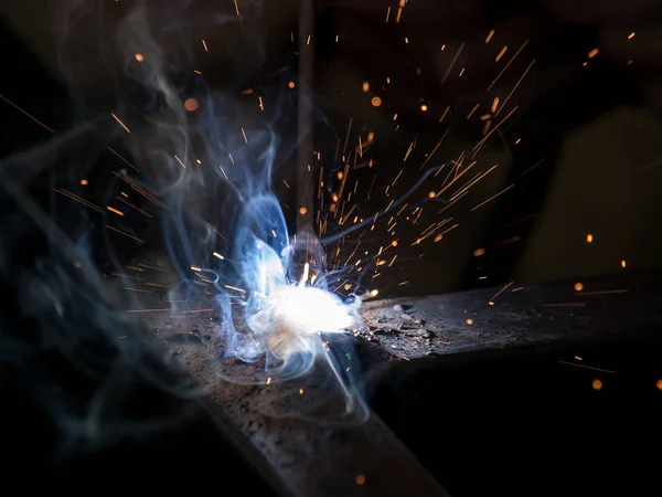電気溶接スポット生産高温および火花のクローズ アップ — ストック写真