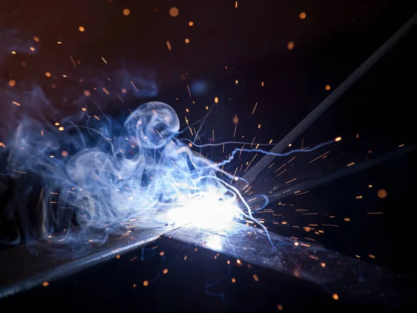 Close Van Elektrisch Lassen Ter Plaatse Produceren Hoge Temperatuur Sparks — Stockfoto