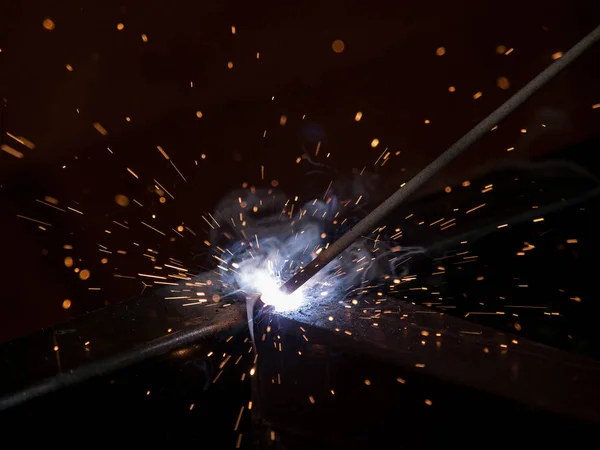 Close Van Elektrisch Lassen Ter Plaatse Produceren Hoge Temperatuur Sparks — Stockfoto