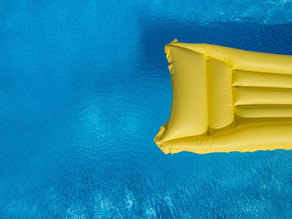 Vue Dessus Matelas Gonflable Jaune Dans Une Piscine Privée Hors — Photo