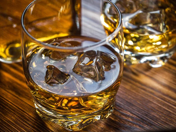 Due Bicchieri Whisky Con Ghiaccio Una Bottiglia — Foto Stock