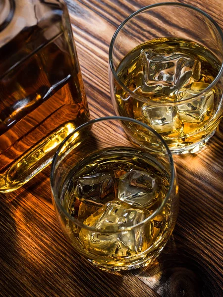 Due Bicchieri Whisky Con Ghiaccio Una Bottiglia — Foto Stock