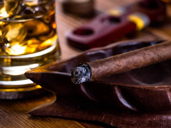 Whisky en las rocas y un cigarro —  Fotos de Stock