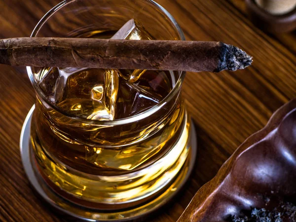 Whisky on the rocks and a cigar — Stock Photo, Image