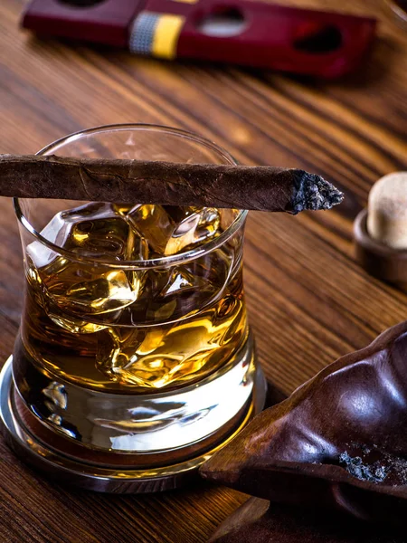 Whisky op de rotsen en een sigaar — Stockfoto