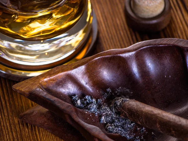 Whisky auf den Felsen und eine Zigarre — Stockfoto