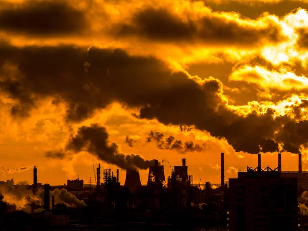 Ipari Üzemek Erős Füstje Által Történő Környezetszennyezettség — Stock Fotó
