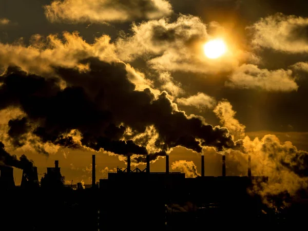 Ipari Üzemek Erős Füstje Által Történő Környezetszennyezettség — Stock Fotó