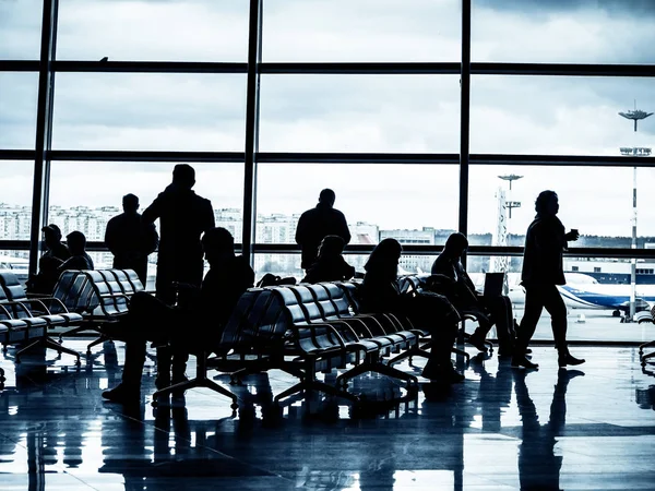 Sala de embarque de um aeroporto — Fotografia de Stock