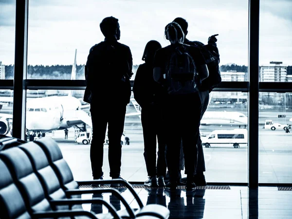 Jonge mensen op een luchthaven — Stockfoto