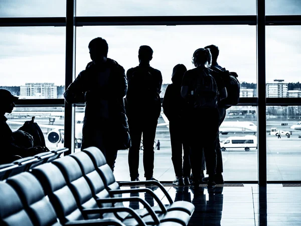 Jonge mensen op een luchthaven — Stockfoto