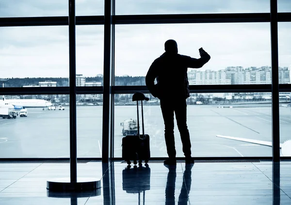 Hombre haciendo selfie en un aeropuerto — Foto de Stock