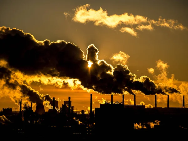 Industrial plant emitting heavy smoke — Stock Photo, Image