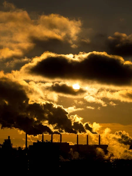 Industrial plant emitting heavy smoke — Stock Photo, Image