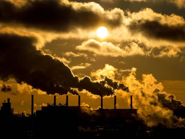 Industrial plant emitting heavy smoke — Stock Photo, Image