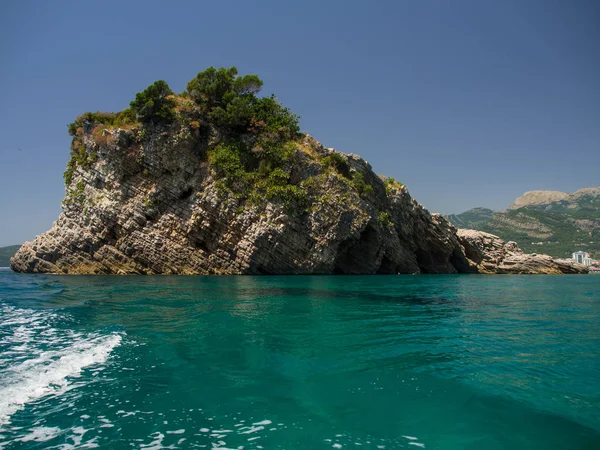 多岩石的海岸和蓝色的大海 — 图库照片