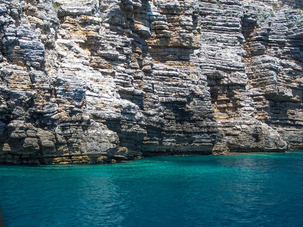Kayalık sahil ve mavi deniz — Stok fotoğraf