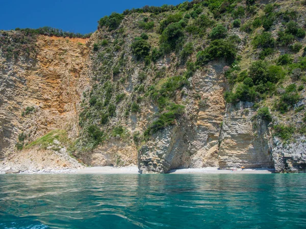 Rocky shore and blue sea — Stock Photo, Image