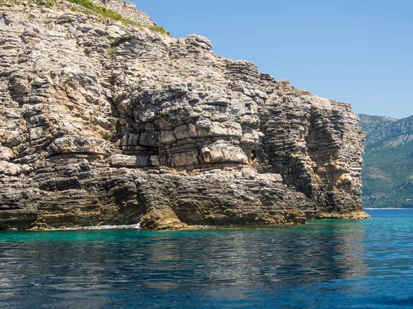 Rocky shore and blue sea — Stock Photo, Image