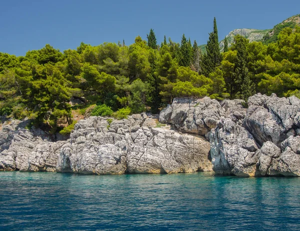 Rocky shore and blue sea — Stock Photo, Image